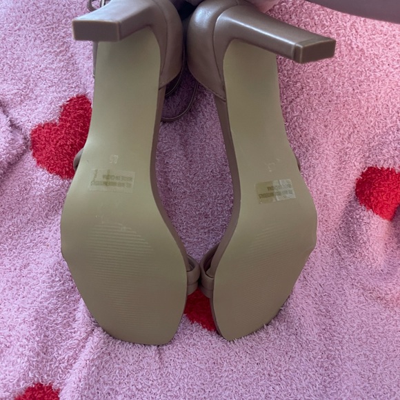 BRAND NEW Dolce Vita heels - Picture 3 of 3